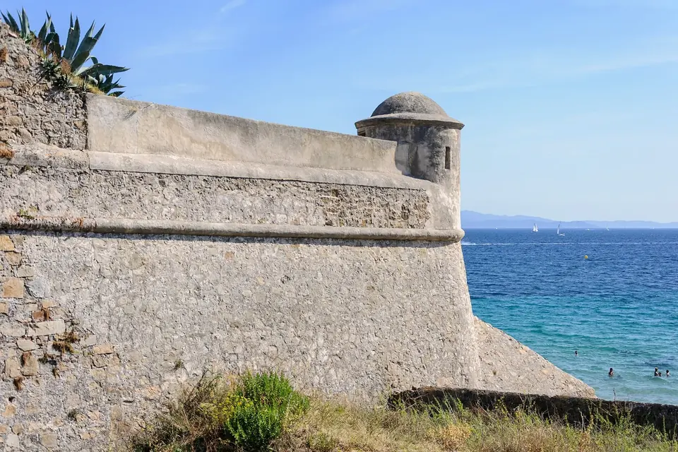 Demi-bastion de la citadelle d'Ajaccio et son échauguette en pierre au-dessus de la mer turquoise