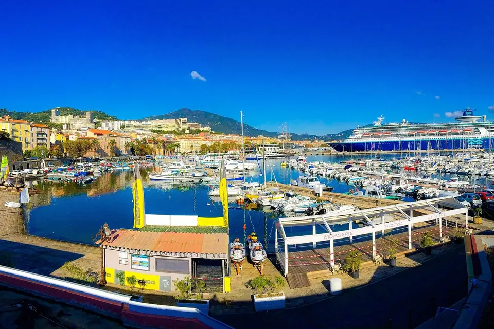 Le port Tino Rossi d'Ajaccio vu en surplomb, bateaux de plaisance et immeubles de la ville